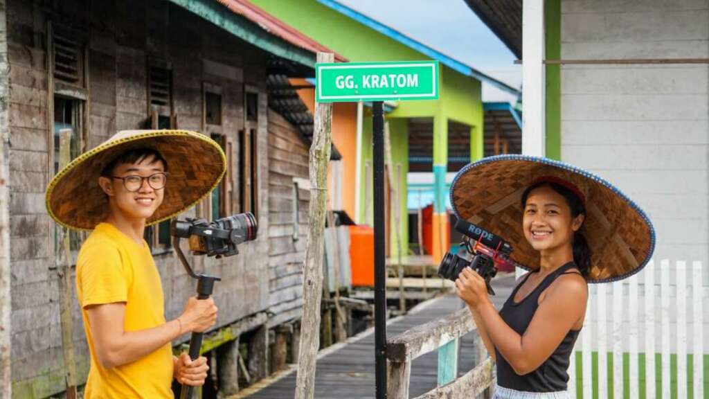 Documentary Team of Daun Harapan at the kratom sign in kapua hulu